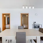 A Lovely 2br Home, In The Centre Of By 360 Estates Lägenhet