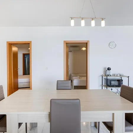 A Lovely 2br Home, In The Centre Of By 360 Estates Lejlighed